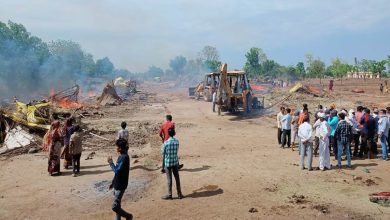 Photo of अतिक्रमण कर बनाए कच्चे मकानों पर चला प्रशासन का बुलडोजर