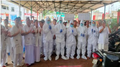 Photo of जिला अस्पताल की स्टाफ नर्सों ने हड़ताल के पांचवें दिन पीपीई किट पहनकर बजाई थाली