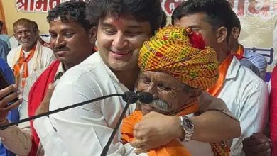 Photo of अलग अंदाज में दिखे केंद्रीय मंत्री सिंधिया, आदिवासियों के साथ किया नृत्य