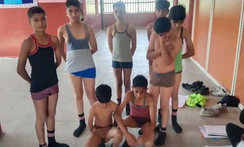 निजी स्कूल में शिक्षकों की बर्बरता, बच्चों के उतरवाए कपड़े