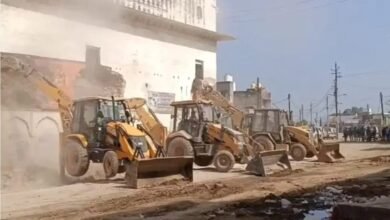 Photo of सड़क चौड़ीकरण में बाधक बने तीन मंदिरों का अतिक्रमण हटाया, गौरीहार मंदिर पर हाईकोर्ट की रोक