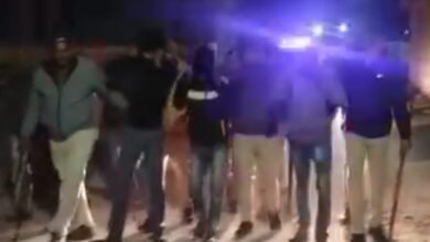 Photo of पुलिस पर पत्थर फेंकने वाले 4 आरोपी सलाखों के पीछे, जुलूस निकालकर सिखाया सबक, 7 आरोपी फरार