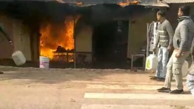 Photo of ऑटो पार्ट्स की दुकान में भीषण आग, कर्मचारी झुलसा, लाखों का नुकसान