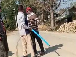 Photo of पुलिसकर्मी ने किसान को पाइप से पीटा, वीडियो वायरल