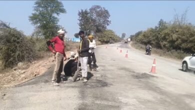 Photo of NHAI ठेकेदार का खुला भ्रष्टाचार: मझगवां–चित्रकूट सड़क गड्डों की मरम्मत में हुआ दिखावटी काम, जनता में आक्रोश