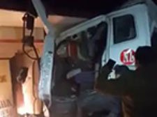 Photo of सीमेंट से भरा ट्रक शिव मंदिर से टकराया, क्लीनर की मौत