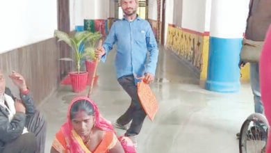 Photo of दिव्यांगजन कल्याण योजनाएं कागजों में सिमटीं, चार साल से मोटराइज्ड ट्राई साइकिल के लिए भटक रहा दिव्यांग दंपती