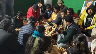 Photo of देर रात पुलिस ने उखाड़ा टेंट, NSUI कार्यकर्ताओ को गाड़ी में भरकर थाने ले गयी पुलिस!