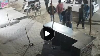 Photo of बाइक सवार युवक पर जानलेवा हमला, आधा दर्जन बदमाशों ने रॉड-लाठी-चाकू से पीटा, दो राउंड हवाई फायर