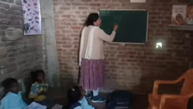 Photo of दो कमरों का घर… एक में परिवार, दूसरे में 15 साल से सरकारी स्कूल
