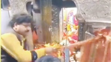 Photo of प्रतिबंध के बावजूद मां शारदा मंदिर के गर्भगृह में शस्त्र पूजा, सुरक्षा व्यवस्था पर उठे सवाल
