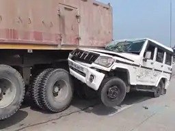 Photo of एनएच-30 पर दर्दनाक टक्कर: ट्रेलर में घुसी बोलेरो, 6 श्रद्धालु घायल