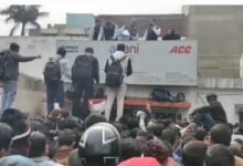 Photo of सीमेंट प्लांट में भर्ती के लिए उमड़ी बेरोजगार युवाओं की भारी भीड़, अव्यवस्था के चलते हालात बेकाबू