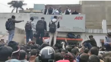 Photo of सीमेंट प्लांट में भर्ती के लिए उमड़ी बेरोजगार युवाओं की भारी भीड़, अव्यवस्था के चलते हालात बेकाबू