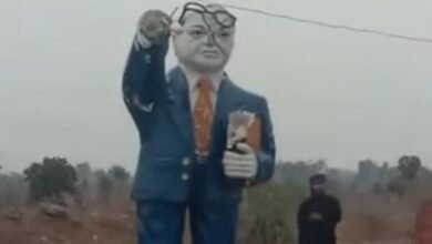 Photo of अंबेडकर प्रतिमा तोड़ने से भड़का आक्रोश, चक्का जाम से ठप हुआ मुख्य मार्ग, नई प्रतिमा लगाने के बाद शांत हुआ मामाल