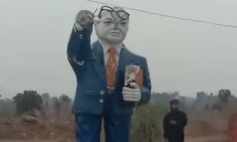 Photo of अंबेडकर प्रतिमा तोड़ने से भड़का आक्रोश, चक्का जाम से ठप हुआ मुख्य मार्ग, नई प्रतिमा लगाने के बाद शांत हुआ मामाल