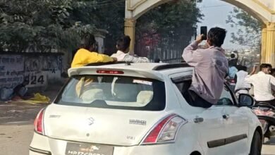 Photo of ‘पुलिस’ लिखी गाड़ी में नियमों की धज्जियां! सत्ता पक्ष के स्वागत में कानून हुआ बेबस?