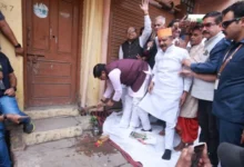 Photo of उज्जैन में CM मोहन यादव ने अपने पैतृक मकान से की सड़क चौड़ीकरण की शुरुआत, गेती चलाकर दिया बड़ा संदेश